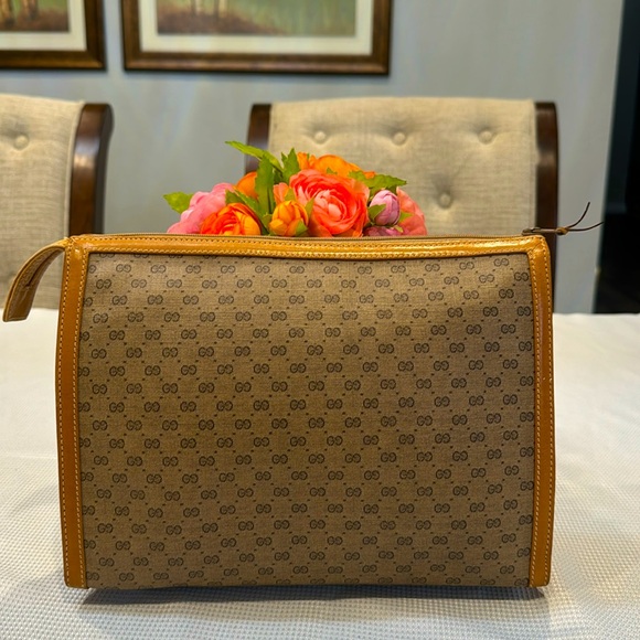Gucci Handbags - Authentic Gucci clutch bag